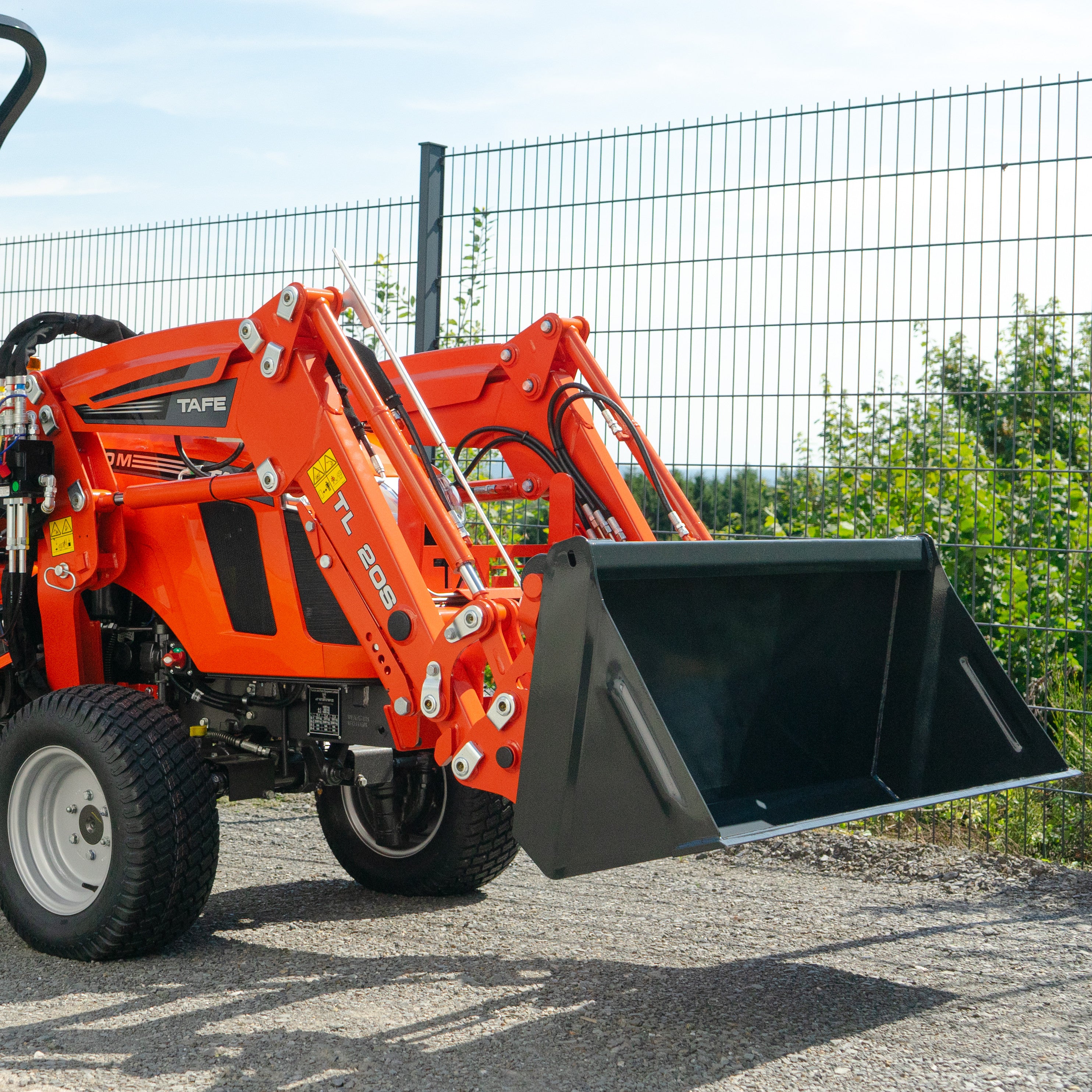 Traktor TAFE 6020M inkl. Frontlader