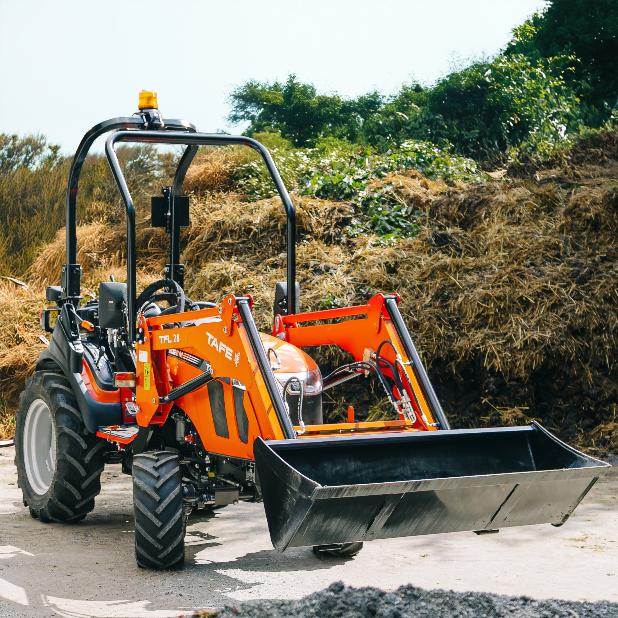 Traktor TAFE 6028H inkl. Frontlader
